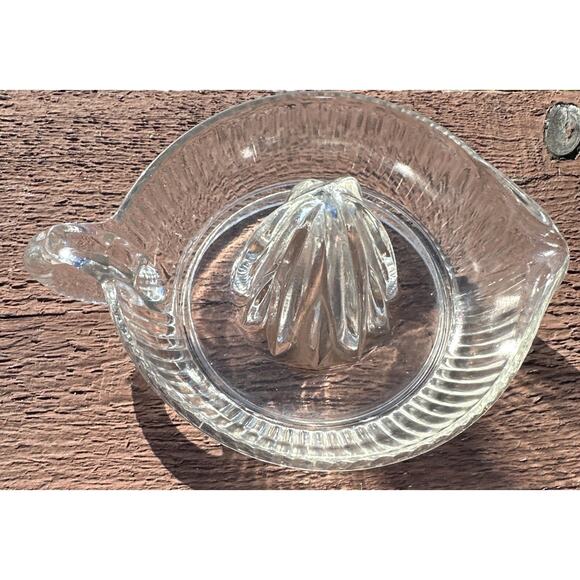 VINTAGE CLEAR GLASS REAMER/JUICER with FOOTED BASE & HANDLE - 6" DIAMETER - Picture 2 of 5